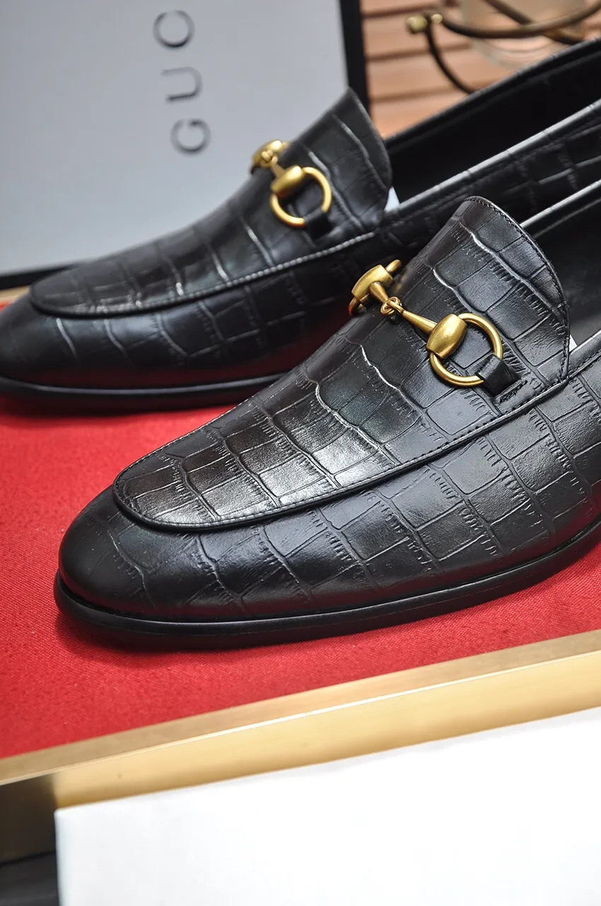 Men's shoes💰500💶Italy's top luxury men's shoe giant (GUCCI) (Gucci) (full cowhide lining) new arrival🍃Original European style🔰 Pleasant to the eye😍In order to make the shoes more durable and non-deformable🌀The production continues to follow traditional methods but there is still no lack of innovation💪Choose original sheepskin for the leather♻️ Smooth and natural And extra bright ⭐Made of imported cowhide, the first choice of rich people 38-45 (45 customized)